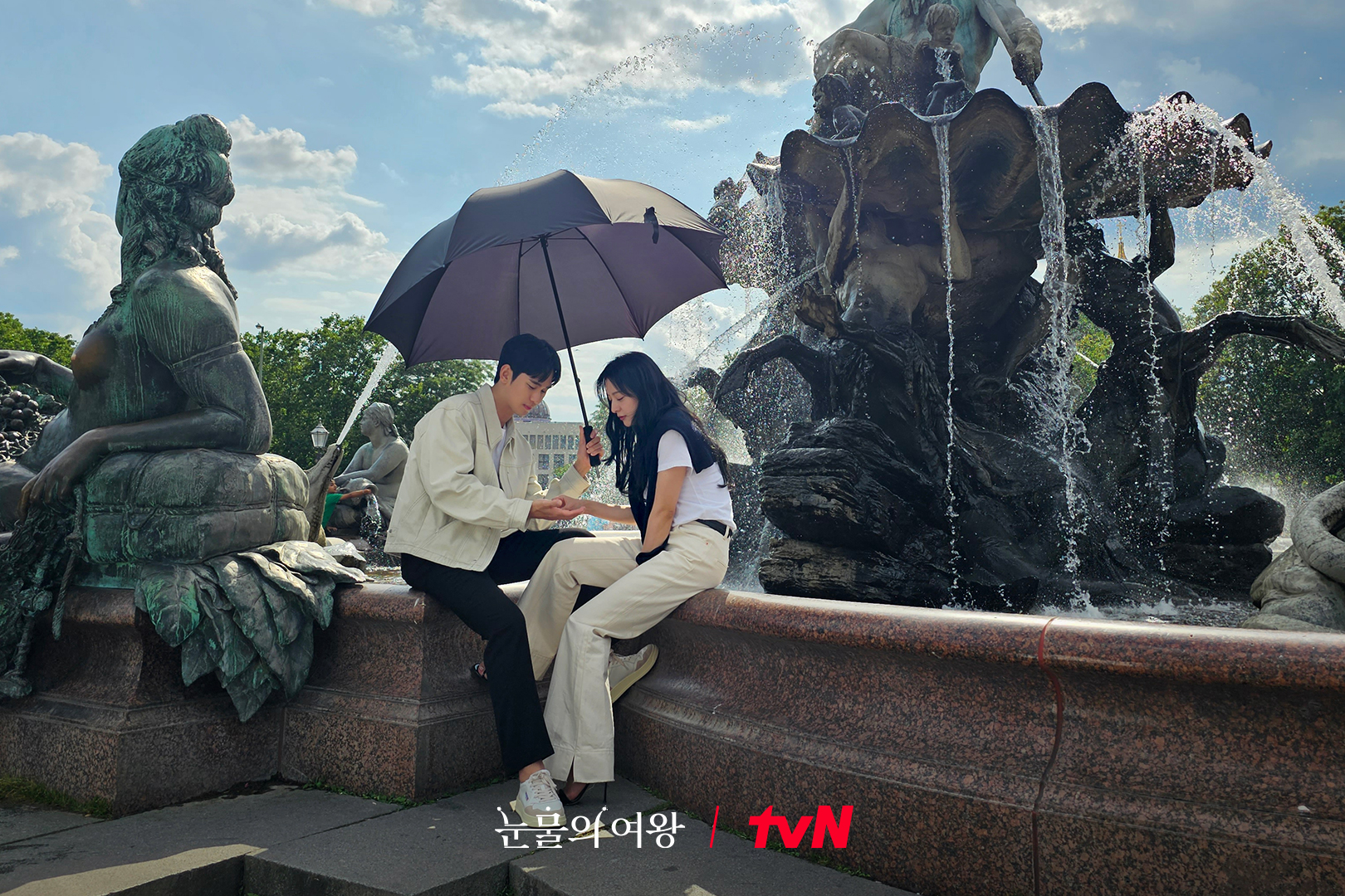 Kim Soo Hyun and Kim Ji Won’s Stylish Date in Germany for ‘Queen of ...